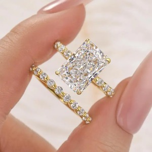 Bague de fiançailles en argent plaqué or jaune 925 avec moissanite 5,0 carats taille radiant et 4 griffes, avec pierre latérale, alliance de mariage, bijoux pour femme - Product Image 2