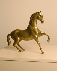 Sculpture de cheval en laiton moderne pour centre de table, idéale pour la décoration élégante des appartements et l'arrangement stylé des tables - Product Image 2