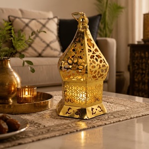 Farol Marroquí Grande con Silueta Arquitectónica y Filigrana Decorativa para una Iluminación de Acento en el Hogar con un Toque Atemporal - Product Image 4