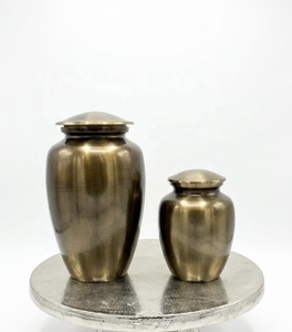 Urne antique élégante, design dôme lisse, récipient commémoratif en métal avec finition laiton chaud et couvercle décoratif sécurisé - Product Image 4