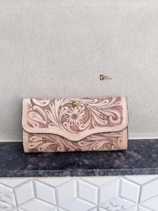 Bolso de mano de cuero con grabado artesanal de diseño moderno, color marrón claro, para fiestas, multiusos, para mujer - Product Image 1