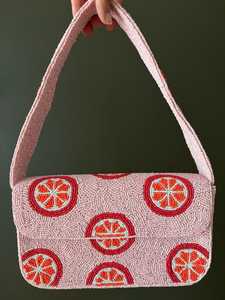Sac à main rectangulaire rose brodé à la main en polyester, lavable, avec perles et motif tranches d'orange - Product Image 5