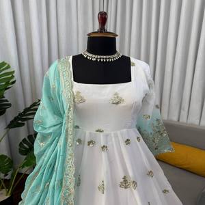 VASTRA COTTAGE Elegante Conjunto de Traje Anarkali de Georgette con Pantalón y Dupatta con Bordado de Lentejuelas, Ideal para Fiestas y Bodas - Product Image 4