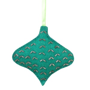 Décorations de Noël en velours satiné brodées à la main, ornées de perles, en forme de globe, de papillon, de girafe, personnalisées - Product Image 1