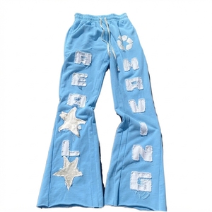 Pantalon évasé bleu clair avec lettres et étoiles blanches appliquées, taille élastique avec cordon de serrage, pantalon de survêtement décontracté pour homme - Product Image 1