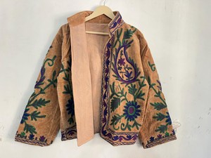 Chaqueta de Terciopelo Bordada a Mano Estilo Boho Suzani para Mujer, Chaqueta Corta Étnica con Diseño Floral, Colección Boutique - Product Image 4
