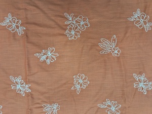ผ้าฝ้ายสลับสีแดงสนิมพรีเมียมลดราคาพิเศษ พร้อมลายปักดอกไม้สีขาวแบบโซ่ สำหรับชุดคุร์ติสผู้หญิง ชุดเดรสโบโฮ และงานฝีมือต่างๆ - Product Image 4