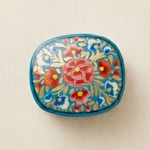 Boîte à souvenirs ronde en turquoise de qualité supérieure avec médaillon central en forme de rose et feuillage doré, illustrant les styles cachemiriens des Indiens - Product Image 5