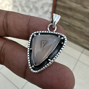 Pendentif Triangle Vintage en Argent Sterling 925 avec Agate Naturelle de Montana et Sertissage Bezel, Bijou Unisexe, Idéal Cadeau de Fête, Vente en Gros - Product Image 2