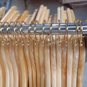 Cintres en bois de pin écologiques, durables et multifonctionnels pour hôtels, complexes hôteliers et rangement de garde-robe, fabriqués au Vietnam - Product Image 6