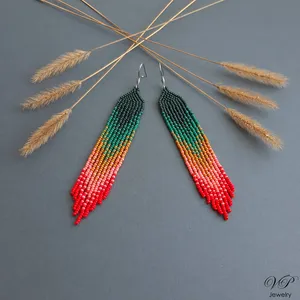 Mayorista SATYA ENTERPRISES: Pendientes Largos de Estilo Bohemio con Cuentas Verdes, Rojas y Coral, con Flecos Degradados y Efecto Ombre - Product Image 5