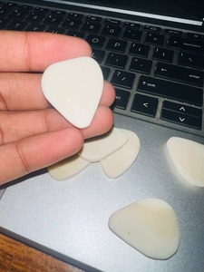 Púa de guitarra de hueso de buey natural de alta calidad con diseño cóncavo en forma de corazón para instrumentos de cuerda disponible al mejor precio - Product Image 3