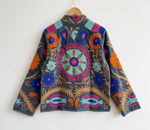 Experimente la auténtica artesanía: Chaqueta de terciopelo bordada a mano estilo Suzani para festivales, abrigo floral bohemio, prenda exterior étnica. - Product Image 2