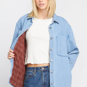Veste en jean pour femme à manches longues, col rabattu, personnalisable avec marque et logo, en denim délavé - Product Image 4