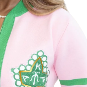 เสื้อคาร์ดิแกนปักลายสีชมพูเขียวสำหรับผู้หญิง ดีไซน์ลายตราสัญลักษณ์ แขนยาว ติดกระดุมด้านหน้า คอวี ผ้าถัก สไตล์ลำลอง แฟชั่นทันสมัย - Product Image 2