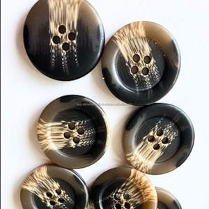 Botón de Cuerno de Búfalo Negro Personalizado con Tono Blanco Natural, Accesorio de Moda Único de la India - Product Image 2