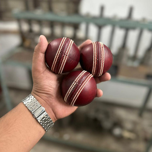 Pelota de Cricket Clásica de Cuero Rojo Cosida a Mano para Entrenamiento Profesional - Product Image 1