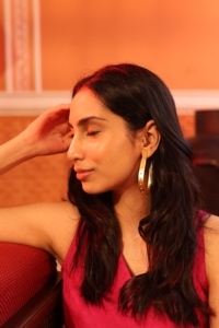 Pendientes de Aro Geométricos de Latón Chapado en Oro Mate Hechos a Mano, Modernos con Incrustaciones en Forma de Lágrima para Mujer - Product Image 3