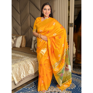 Sari en soie douce orange Ikkat Patola avec bordure en zari doré et pallu en motif de paon Meenakari pour les mariages - Product Image 6