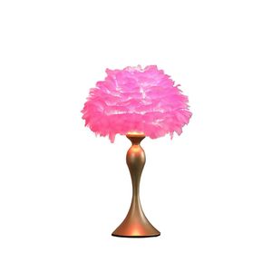 Lampada da Tavolo Glamour con Contorno in Metallo Dorato e Piume Rosa Acceso da 18,25 Pollici - Product Image 4