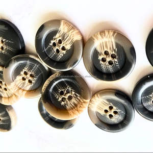 Bouton en corne de buffle noir avec teinte blanche naturelle Nouvelle Arrivée - Product Image 2