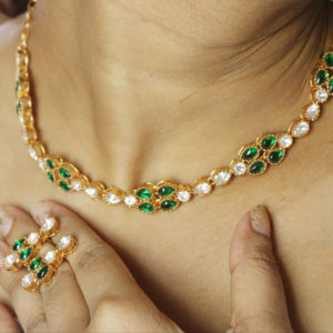 Conjunto de collar y aretes con gemas verdes, aretes de latón chapados en oro de 18k - Joyería hecha a mano - Product Image 1