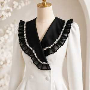 ชุดเซ็ตผ้าทอสีขาวลายกล้วยขาว กระดุมสองแถว พร้อมเสื้อเบลเซอร์แต่งระบายสีดำประดับมุก และกระโปรงทรงเมอร์เมด ดีไซน์เนอร์ - Product Image 2