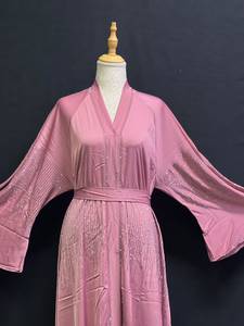 Abaya en satin de soie faite à la main pour femme, coupe évasée, longueur ras du sol, manches longues, légère, pour la prière du Ramadan – Vente en gros - Product Image 3