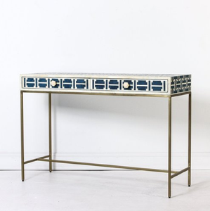 Console moderne et élégante bleu foncé avec incrustations en os, deux tiroirs et motifs géométriques sur pieds en laiton, en gros. - Product Image 1