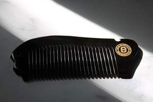 Peigne à cheveux rond en terre cuite artisanal et écologique, avec logo personnalisé, design à dents larges, démêlant doux, antistatique, idéal pour les fêtes - Product Image 5