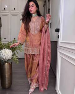 Conjunto de traje Salwar Kameez de gasa bordada morada para mujer con dupatta, cuello en V, largo completo, elegante, para fiesta - Product Image 3