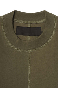 Camiseta de Manga Corta Verde Oliva para Hombre con Bolsillo Negro, Corte Regular, Algodón Jersey, Diseño Casual, Estilo Urbano Moderno y Estructurado - Product Image 5
