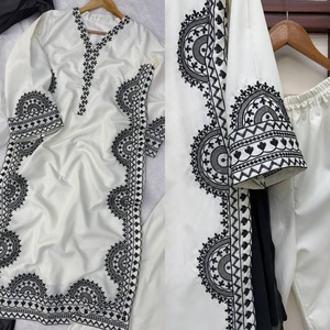 Salwar Kameez décontracté d'excellente qualité avec broderies pour les occasions festives, provenant d'un fournisseur indien. - Product Image 3