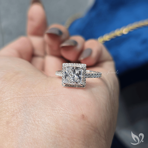 แหวนเพชรทรงเจ้าหญิง 2 กะรัต ประดับเพชรทรงสี่เหลี่ยมแบบ Halo ด้านกลาง วงแหวนแบบ Pave หรูหรา สำหรับงานหมั้นและงานแต่งงาน ทำจากทองคำขาว - Product Image 4