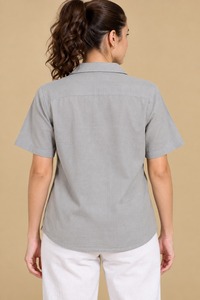 เสื้อเชิ้ตผ้าป๊อปลินปักลายดอกไม้สำหรับผู้หญิง แขนสั้น ติดกระดุม ทรงหลวม สวมใส่ทำงานได้ พร้อมคุณสมบัติป้องกันการหดตัว - Product Image 3