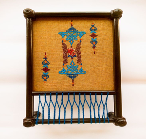 Lit de jour en bois artisanal avec un tressage de corde géométrique multicolore et vibrant, disponible à prix de gros. - Product Image 4