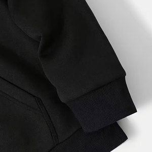 Sweats à capuche personnalisés avec impression en relief, streetwear moderne, coton mélangé avec tissu doux pour un style décontracté et actif - Product Image 4