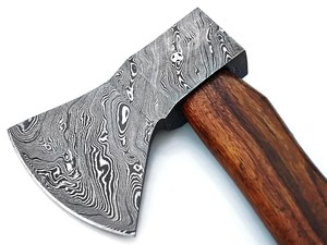 Hache à barbe de style Viking en acier Damas forgé à la main, personnalisée OEM, avec manche en bois et fourreau en cuir - Product Image 6