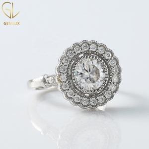Bague en or 18 carats de style vintage à taille ronde, bague de fiançailles en moissanite à halo floral, bague Art Déco sertie de milgrain - Product Image 2