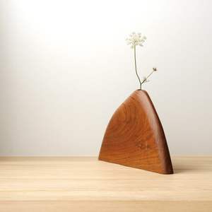 Vase en bois décoratif pour espaces de vie modernes, design élégant en bambou pour les intérieurs - Product Image 1