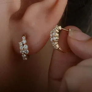 Pendientes de aro de oro amarillo macizo de 14k con diamantes naturales redondos GH/SI para novia - Product Image 2