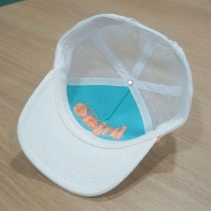 Casquette de golf trucker personnalisée à 5 panneaux, broderie 3D, visière pré-courbée, dos en maille, OEM ODM, faible MOQ, fournisseur de couvre-chefs de golf - Product Image 5