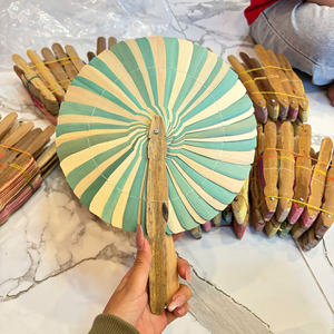 Éventail artisanal vietnamien en feuilles de palmier séchées pour décoration de fête avec logo gravé sur mesure - Product Image 6