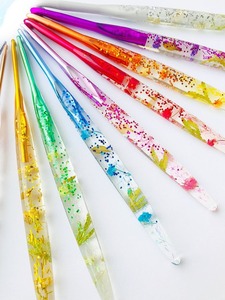 Crochet en résine coloré fait main par un artisan, aiguille à crocheter pour le tricot et les outils d'artisanat - Product Image 6