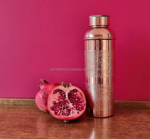 Haute sur demande Fabriqué à la main 100% bouteille en cuivre améliore la digestion et renforce l'immunité disponible chez Wholesale Supply - Product Image 1