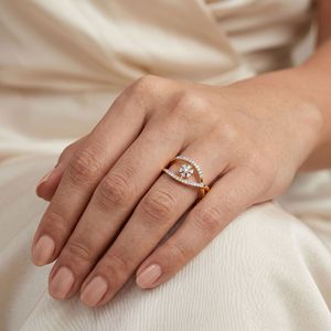 Anillo de Oro Sólido de 18K con Diamantes Florales, Anillo Artístico Abierto con Diamantes en Forma de Flor, Anillo Delicado con Racimo de Diamantes en Pétalos, en Oro de 18K - Product Image 2