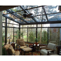 Véranda moderne en aluminium avec toit en verre triangulaire, structure modulaire pour un espace extérieur lumineux et confortable toute l'année