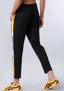Pantalones Deportivos Negros de Algodón para Hombre con Franja Lateral Amarilla, Cordón Ajustable, Cintura Elástica, Estilo Casual, Logotipo de la Marca en la Pierna Izquierda, para Invierno - Product Image 3