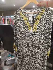 Vestido Kurti Bohemio Estampado en Algodón Ecológico, Color Verde Menta, Azul Cielo y Blanco, Corte Holgado, Cuello en V, Elástico, Largo Completo, 2026 - Product Image 5