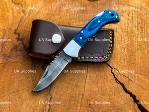 Cuchillo de bolsillo plegable EDC de acero de Damasco forjado a mano al por mayor, mango de madera Pakka azul, hoja de punta serrada con clip, madera premium - Product Image 5